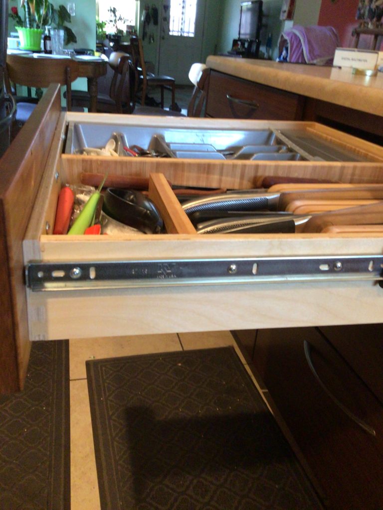 Ktichen full-extension drawer guide
